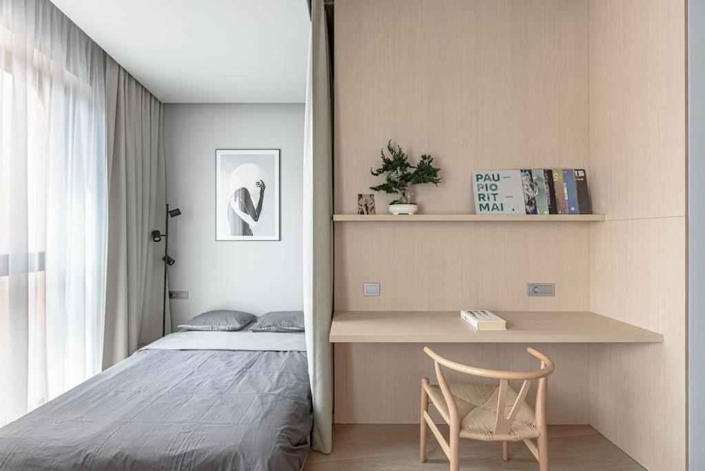 Cozy Japanese Oasis With Balcony, Gramophone, Netflix Lägenhet VNO Exteriör bild