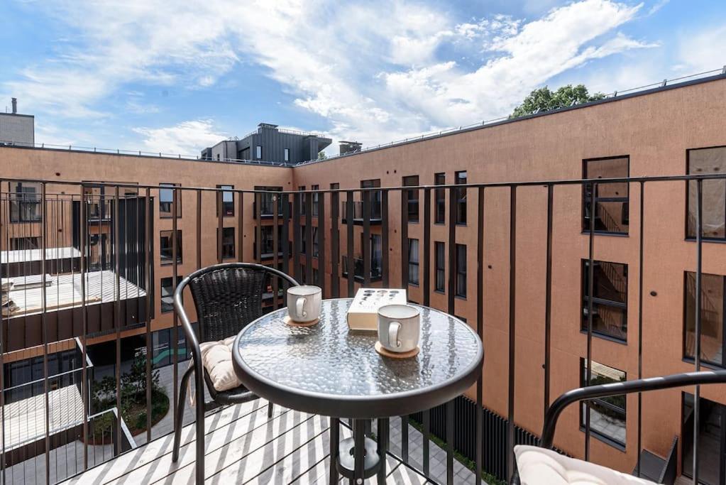 Cozy Japanese Oasis With Balcony, Gramophone, Netflix Lägenhet VNO Exteriör bild